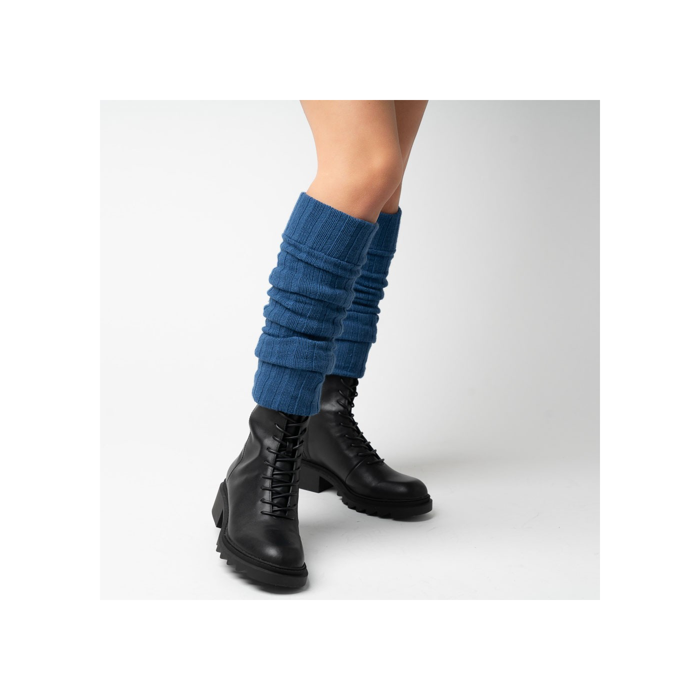 Wełniane ocieplacze dla kobiet. Getry na buty w kolorze JEANSOWYM