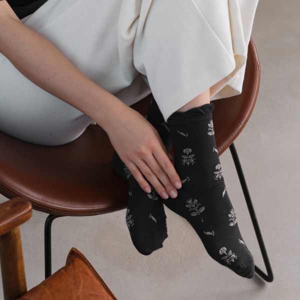 Skarpetki grafitowe z falbanką