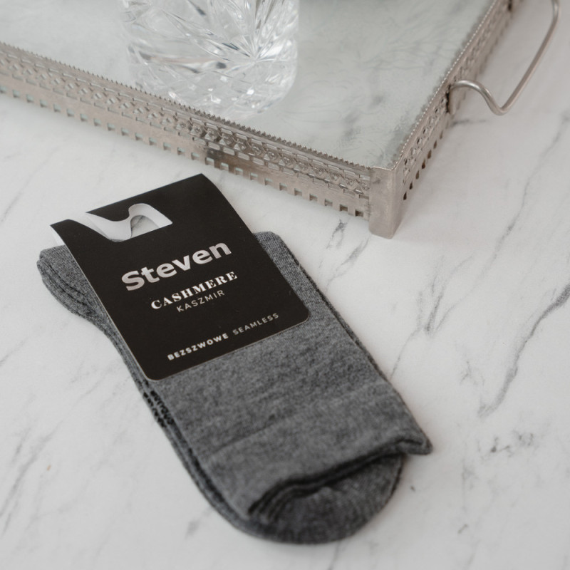 Grafitowe, delikatne skarpetki dla kobiet z kaszmirem - polski producent Steven.