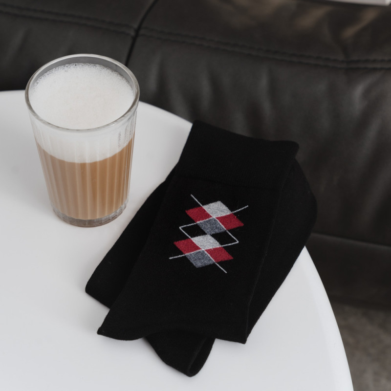 Skarpety wzorowane dla mężczyzn - bawełniane i eleganckie.