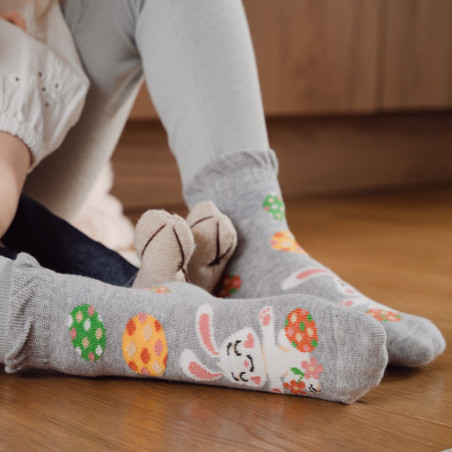 szare skarpetki z falbanką na wielkanoc