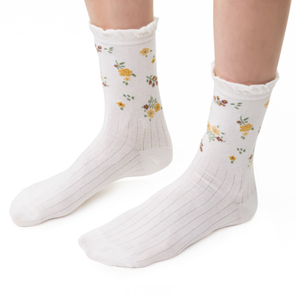 Skarpetki ecru w kwiatki z falbanką