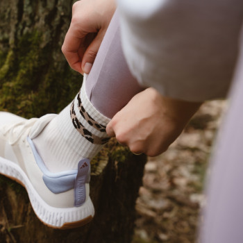 Skarpetki wzorowane ecru z paskami w panterkę