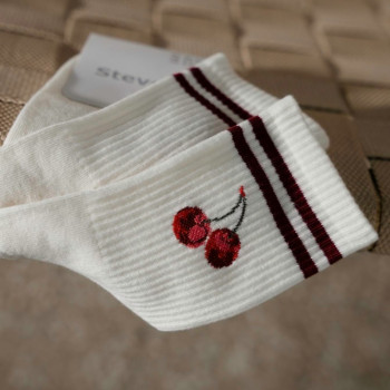 Skarpetki z wiśnią białe