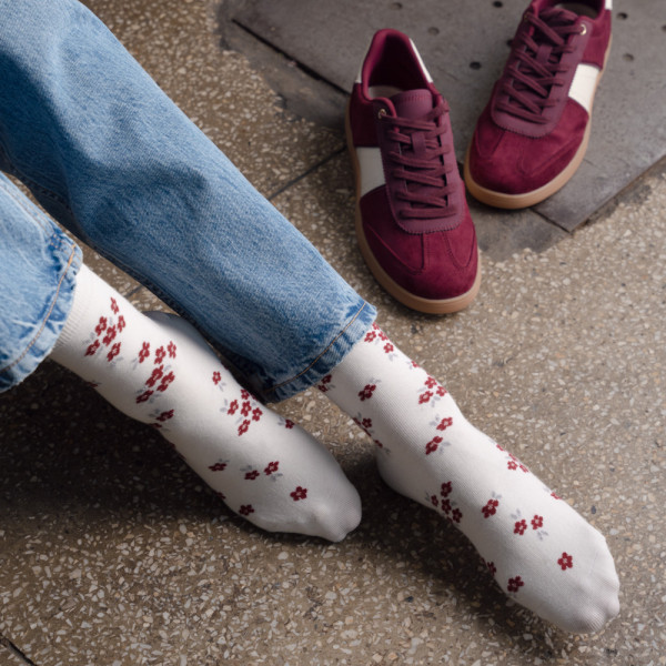 Skarpetki w kwiatki ecru