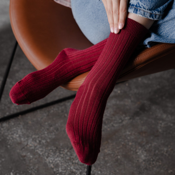Skarpetki bezuciskowe z wełny merynosów bordowe