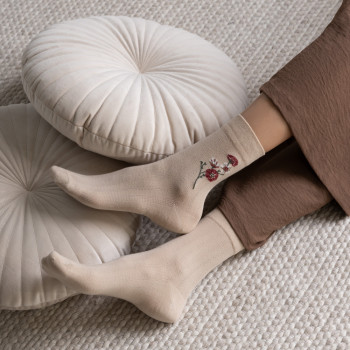 Skarpetki bawełniane w kwiatki jasnobeżowe