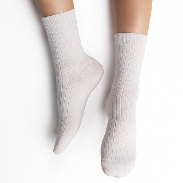 Skarpetki z wełny merynosów bezuciskowe w prążki złamana biel