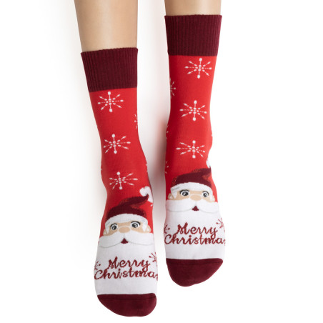 Czerwone skarpety świąteczne na prezent z napisem Merry Christmas