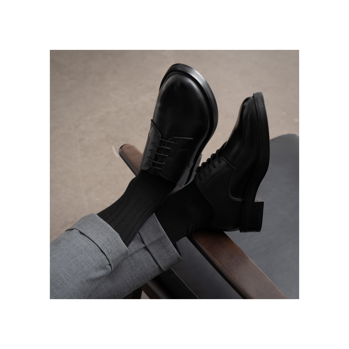 Czarne eleganckie skarpety w prążek męskie z wełny wielbłąda i bawełny organicznej. Czarne eleganckie skarpety w prążek męskie z wełny wielbłąda i bawełny organicznej.