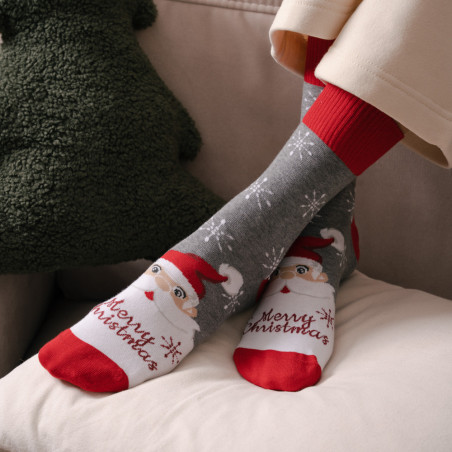 Świąteczna skarpetka z Mikołajem i napisem "Merry Christmas"