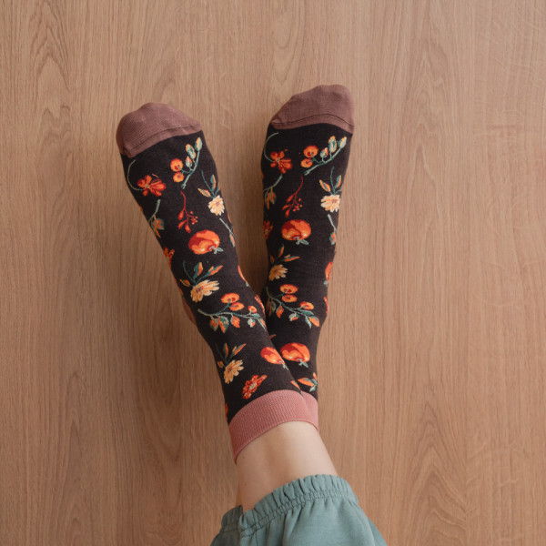 Skarpetki brązowe w jesienne wzory