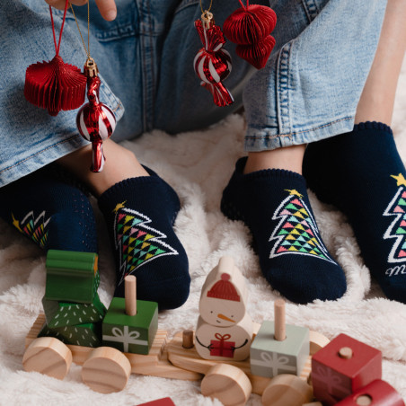 Granatowe stopki frotte z choinką i napisem “Merry Christmas” – ciepłe i antypoślizgowe