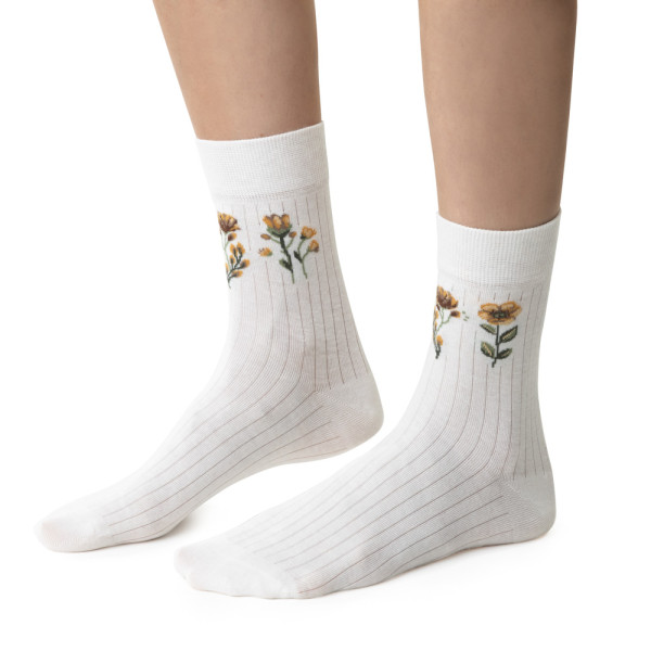 Skarpetki retro w kwiaty ecru