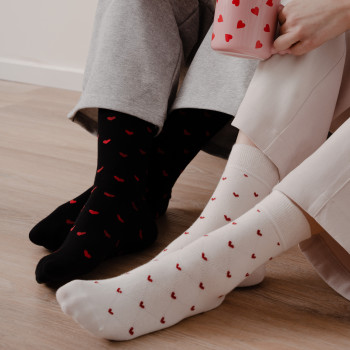 Skarpetki w serduszka ecru