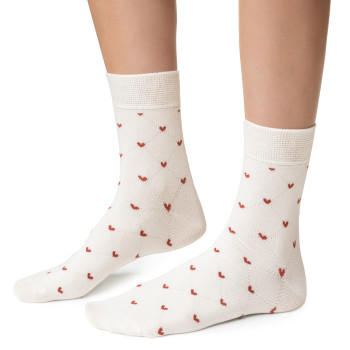 Skarpetki w serduszka ecru
