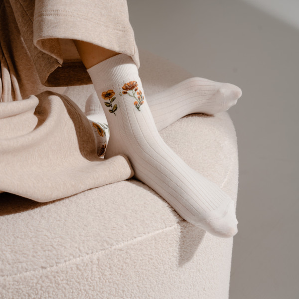 Skarpetki retro w kwiaty ecru