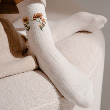 Skarpetki retro w kwiaty ecru