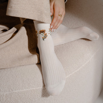 Skarpetki retro w kwiaty ecru