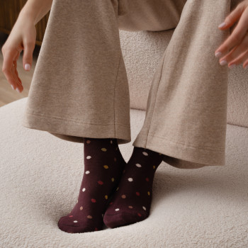 Skarpetki w grochy brązowe