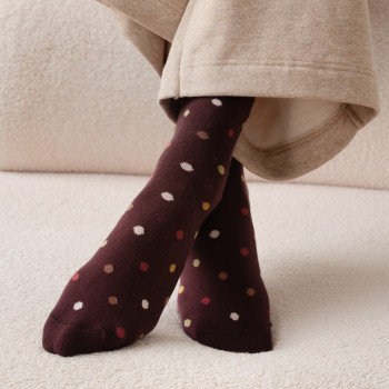 Skarpetki w grochy brązowe