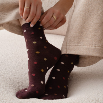 Skarpetki w grochy brązowe