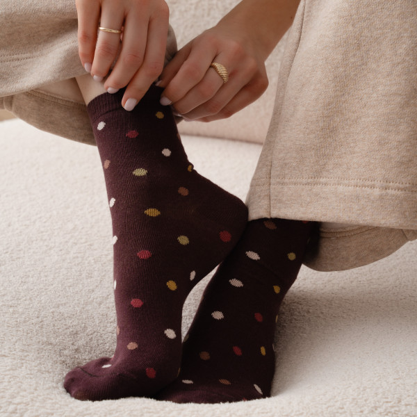 Skarpetki w grochy brązowe