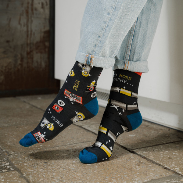 PHOTOGRAPHY - kolorowe skarpetki grafitowe