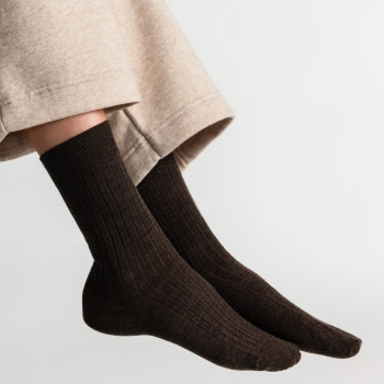 Skarpetki bezuciskowe z wełny merynosów brązowe