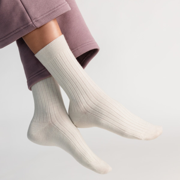 Skarpetki bezuciskowe z wełny merynosów ecru