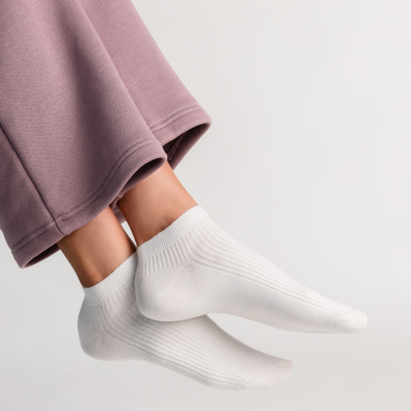 Stopki w prążki z delikatnym ściągaczem białe