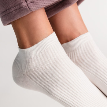 Stopki w prążki z delikatnym ściągaczem białe