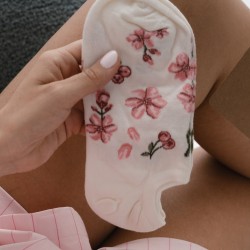 Damskie stopki bawełniane przed kostkę jasnoróżowe w delikatne kwiaty – Steven